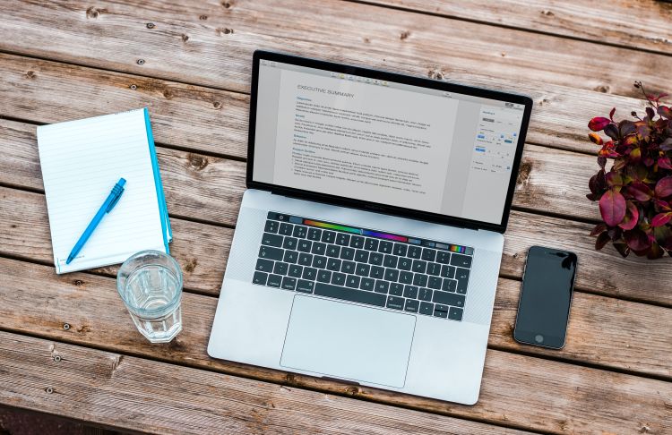 Resume-Writing Tips : A Guide to Landing Your First Job