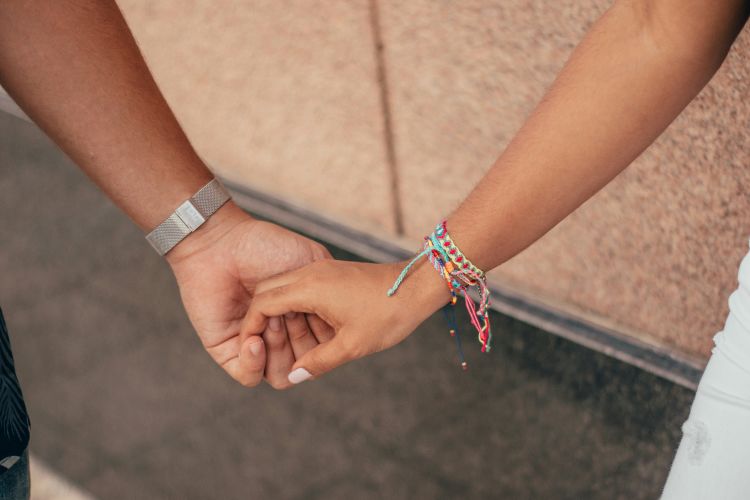 Mending Bonds with AI: A Fresh Look at Modern Relationships